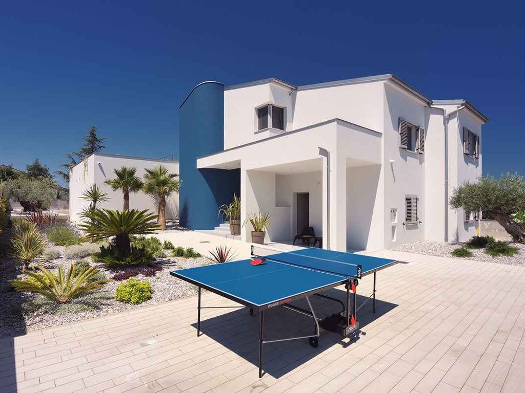 Villa mit Swimmingpool und Meerblick
