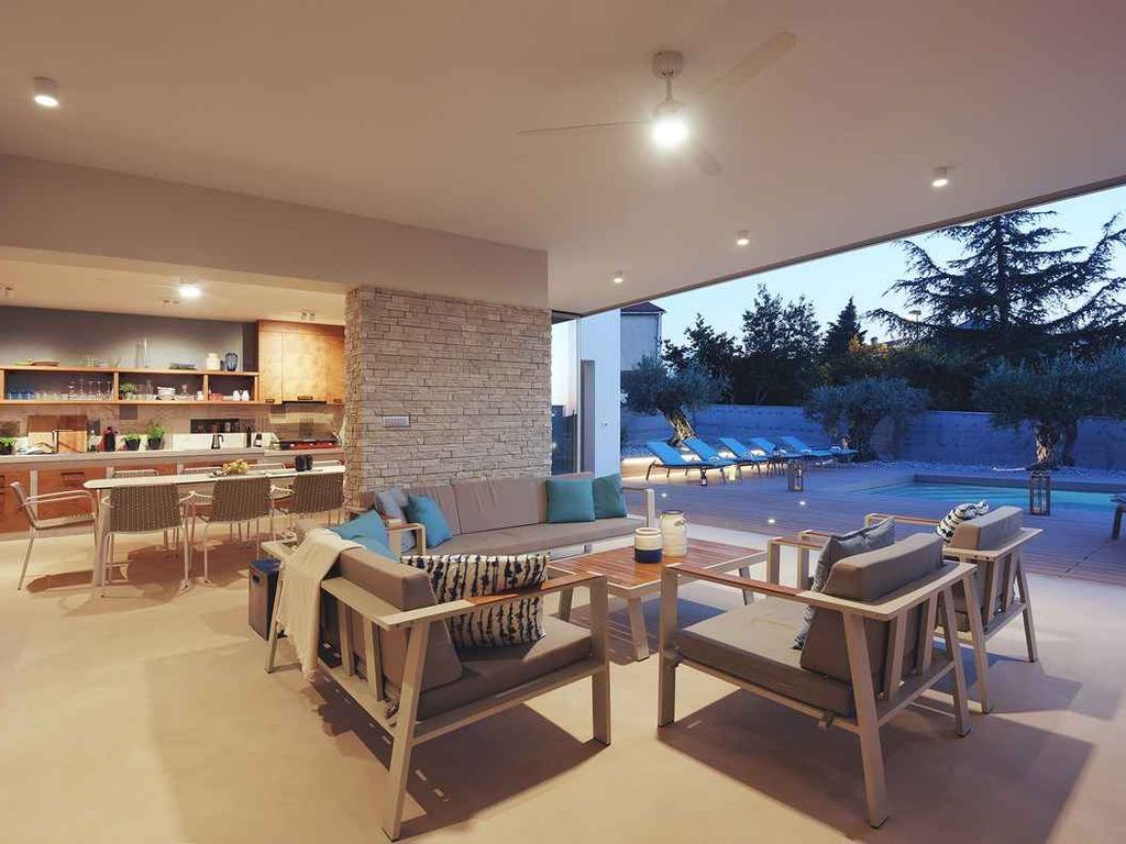 Villa mit Swimmingpool und Meerblick
