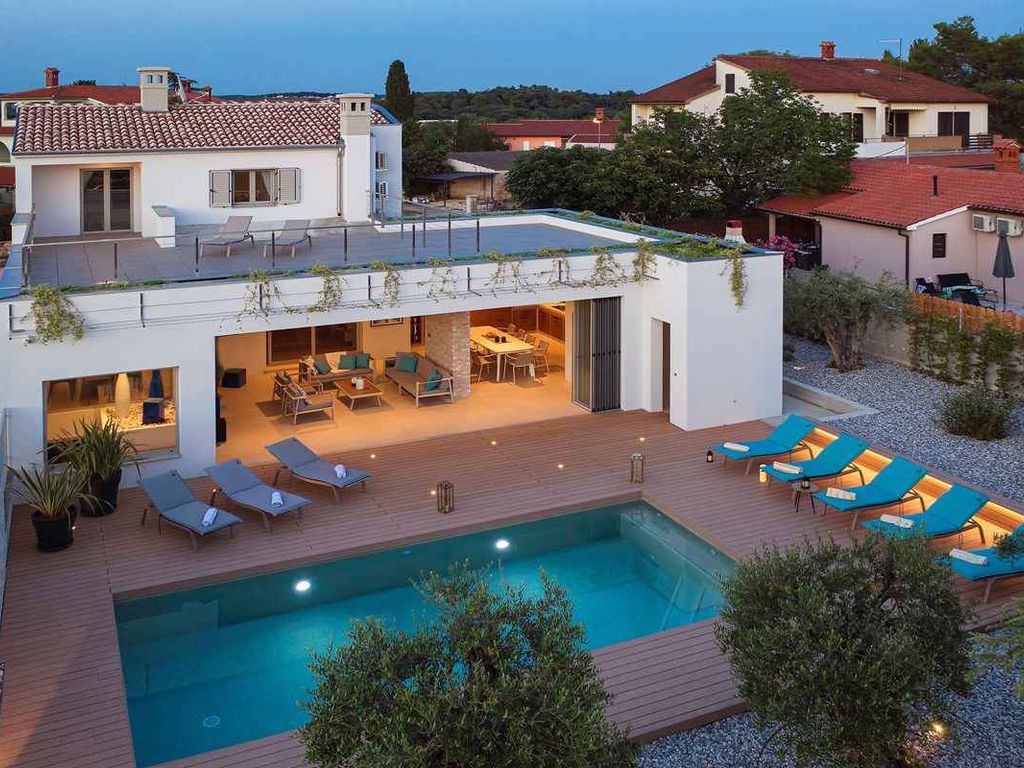 Villa mit Swimmingpool und Meerblick