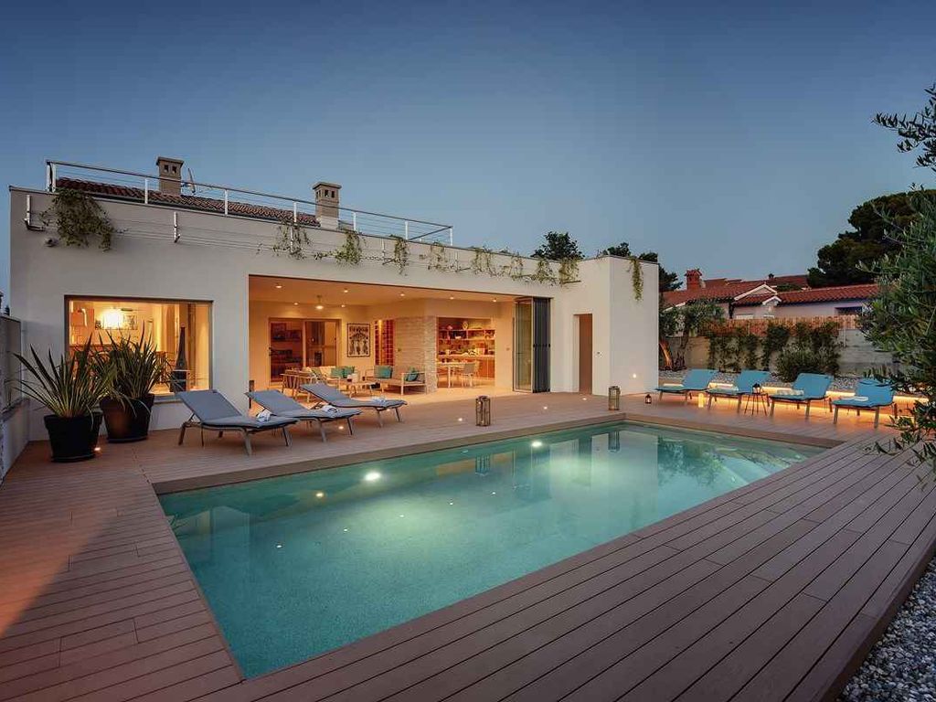 Villa mit Swimmingpool und Meerblick
