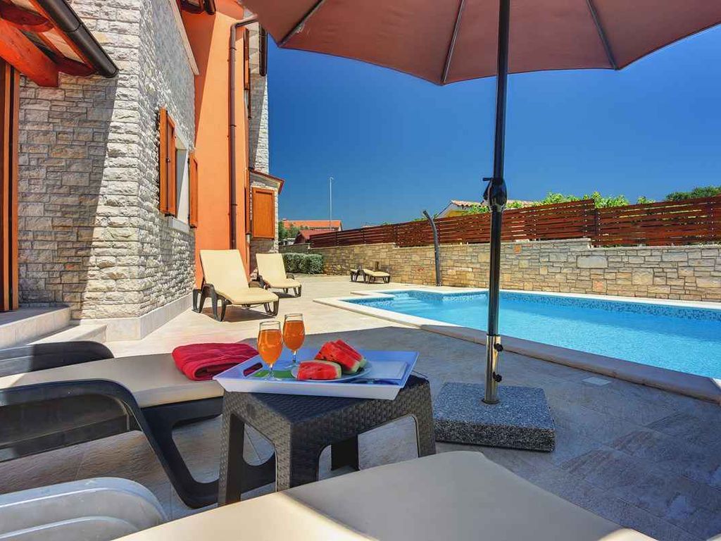 Villa mit Pool und Meerblick