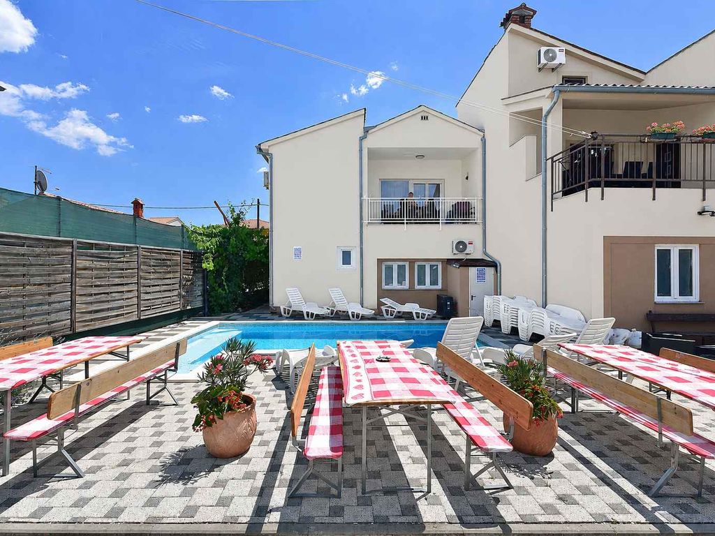 Ferienwohnung mit Gemeinschaftspool und Klimaanlage
