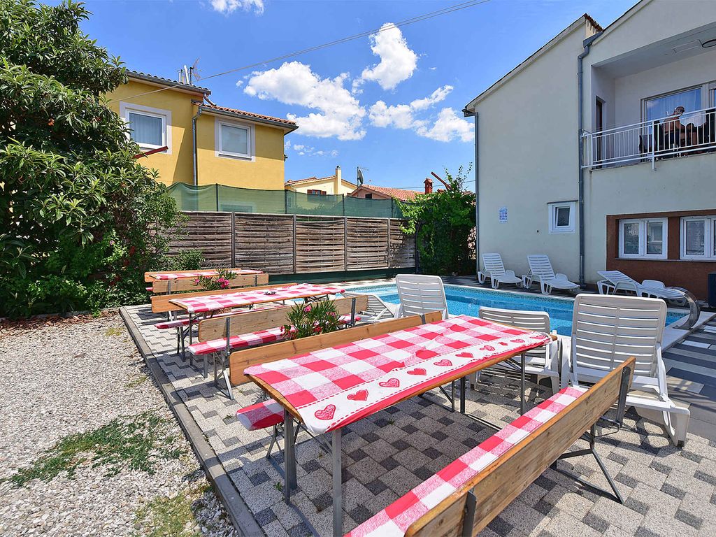 Ferienwohnung mit Gemeinschaftspool und Klimaanlage