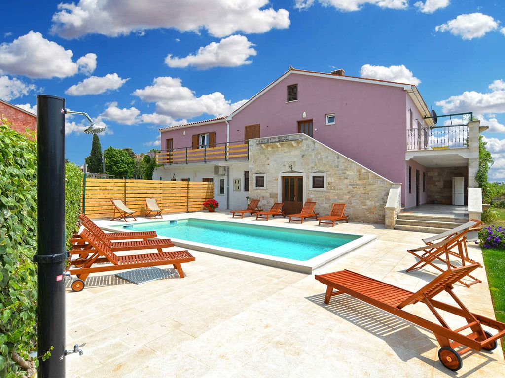 Villa mit Pool und Klimaanlage