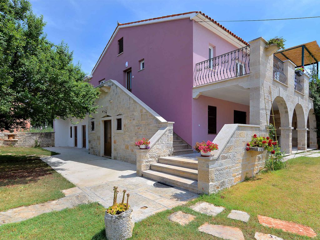 Villa mit Pool und Klimaanlage