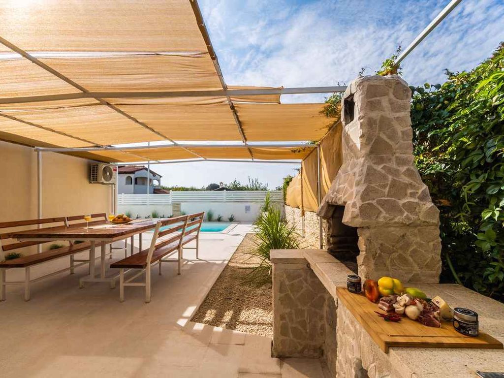Villa mit Salzwasserpool und Spielraum