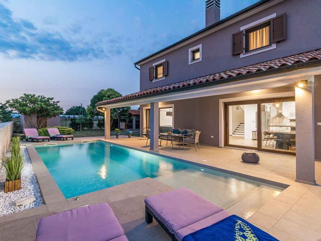 Villa mit Pool für 6 Personen