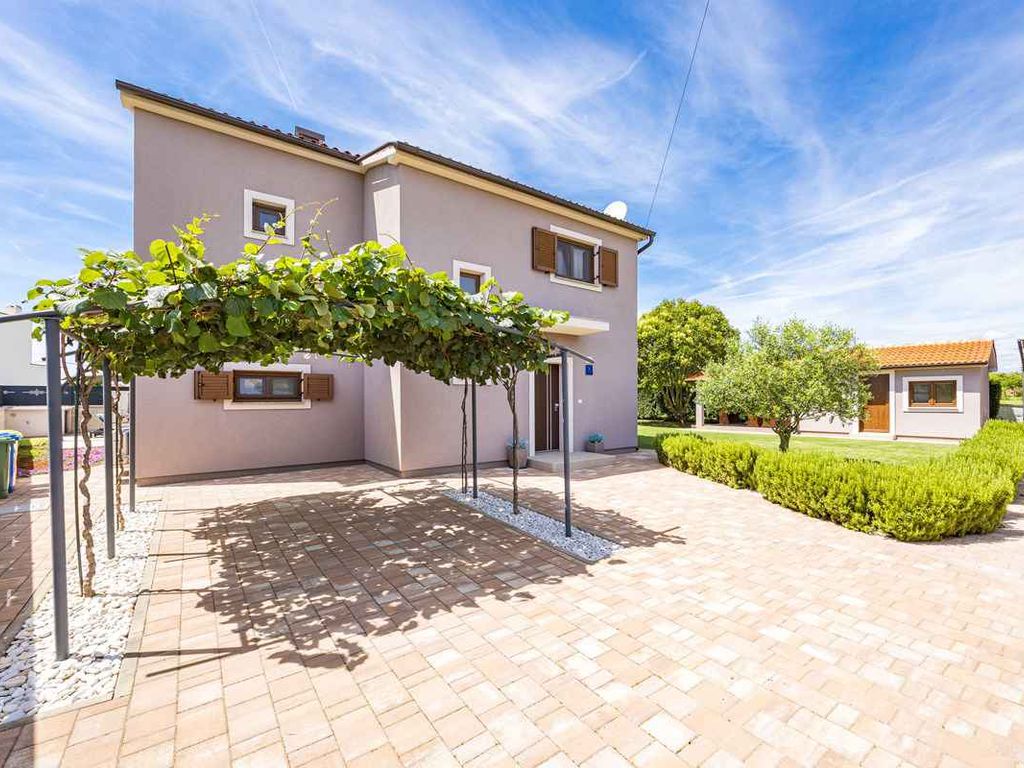 Villa mit Pool für 6 Personen