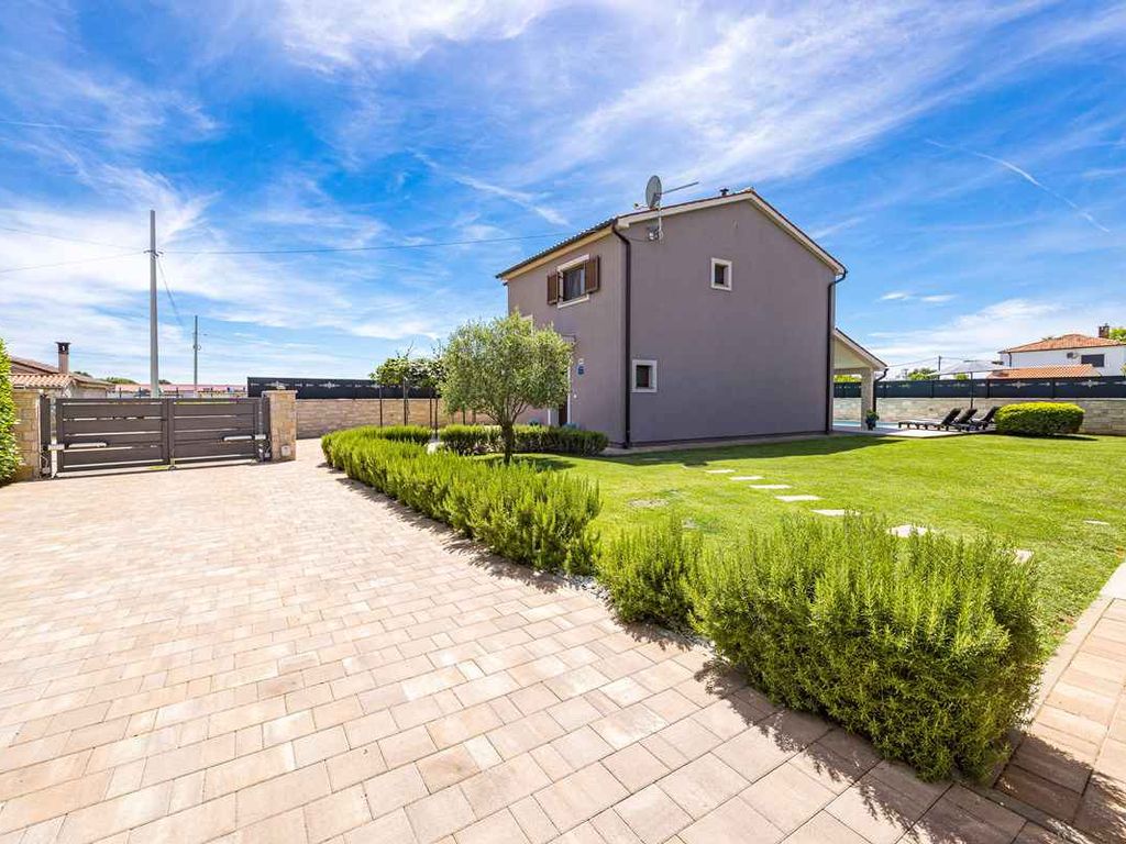 Villa mit Pool für 6 Personen