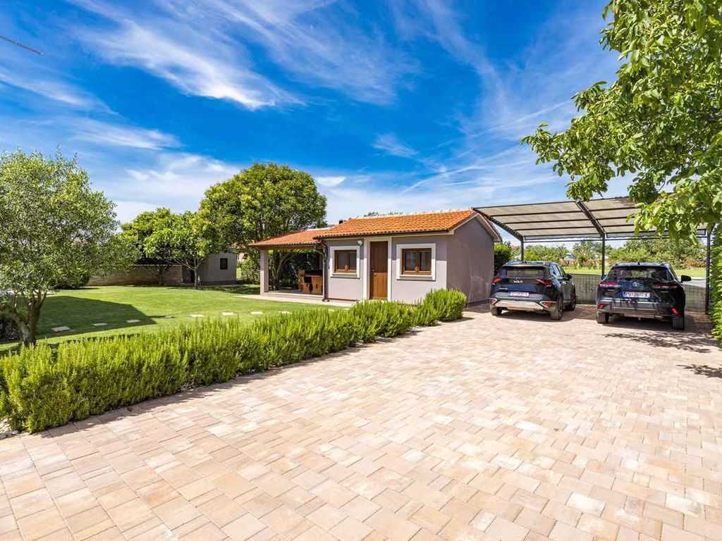 Villa mit Pool für 6 Personen