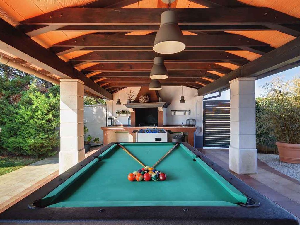 Villa mit Swimmingpool, Garten und Spielbereich