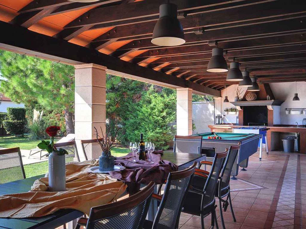 Villa mit Swimmingpool, Garten und Spielbereich