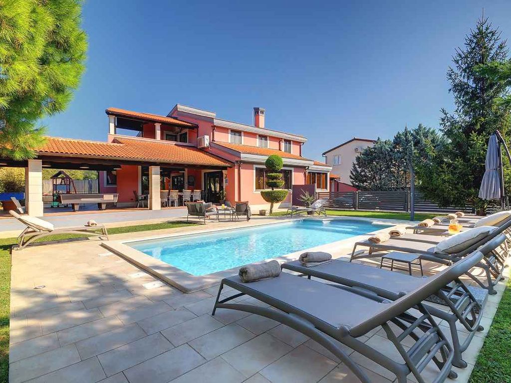 Villa mit Swimmingpool, Garten und Spielbereich