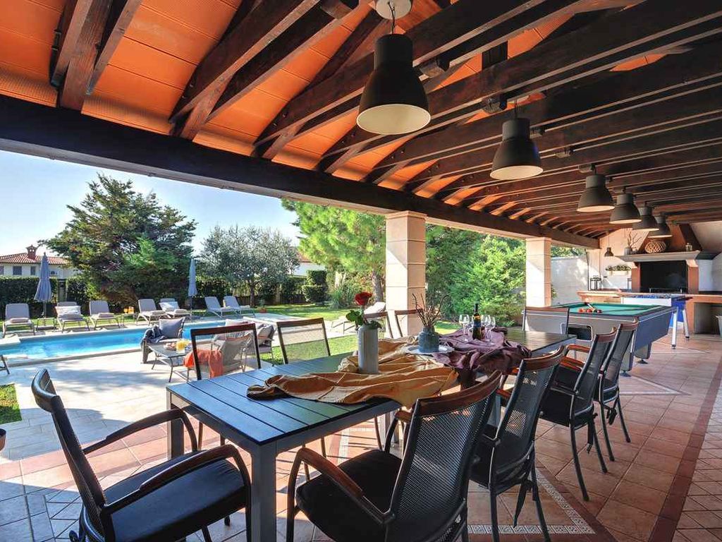 Villa mit Swimmingpool, Garten und Spielbereich