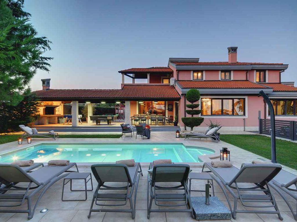 Villa mit Swimmingpool, Garten und Spielbereich