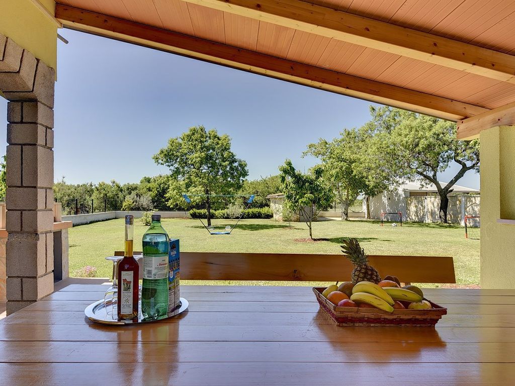 Ferienhaus mit Garten und Klimaanlage