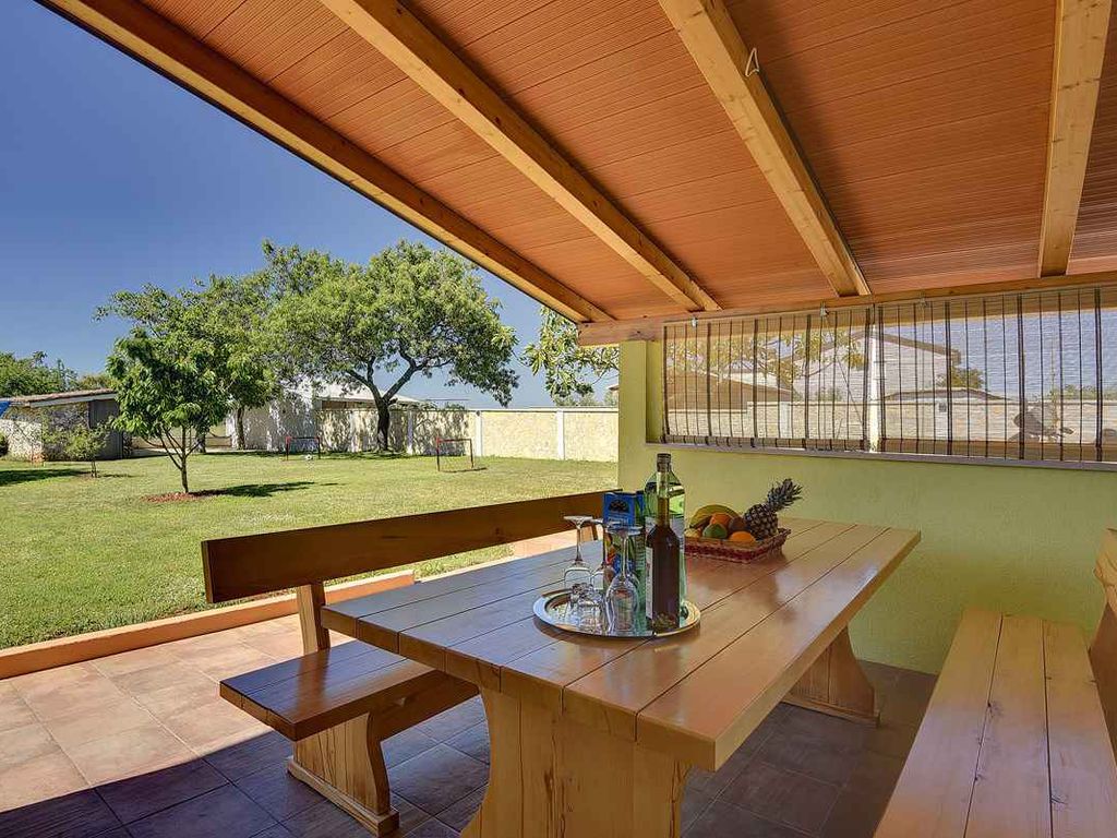 Ferienhaus mit Garten und Klimaanlage
