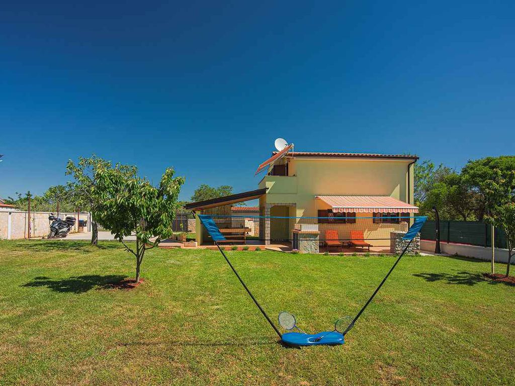 Ferienhaus mit Garten und Klimaanlage