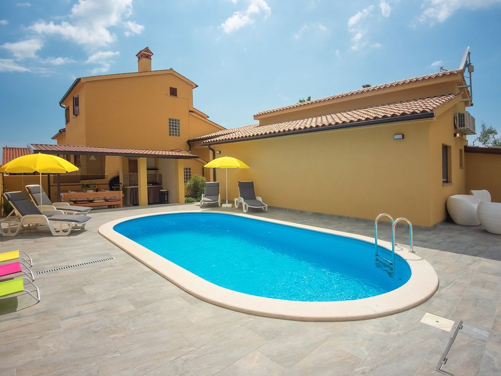 Villa mit Pool und Taverne