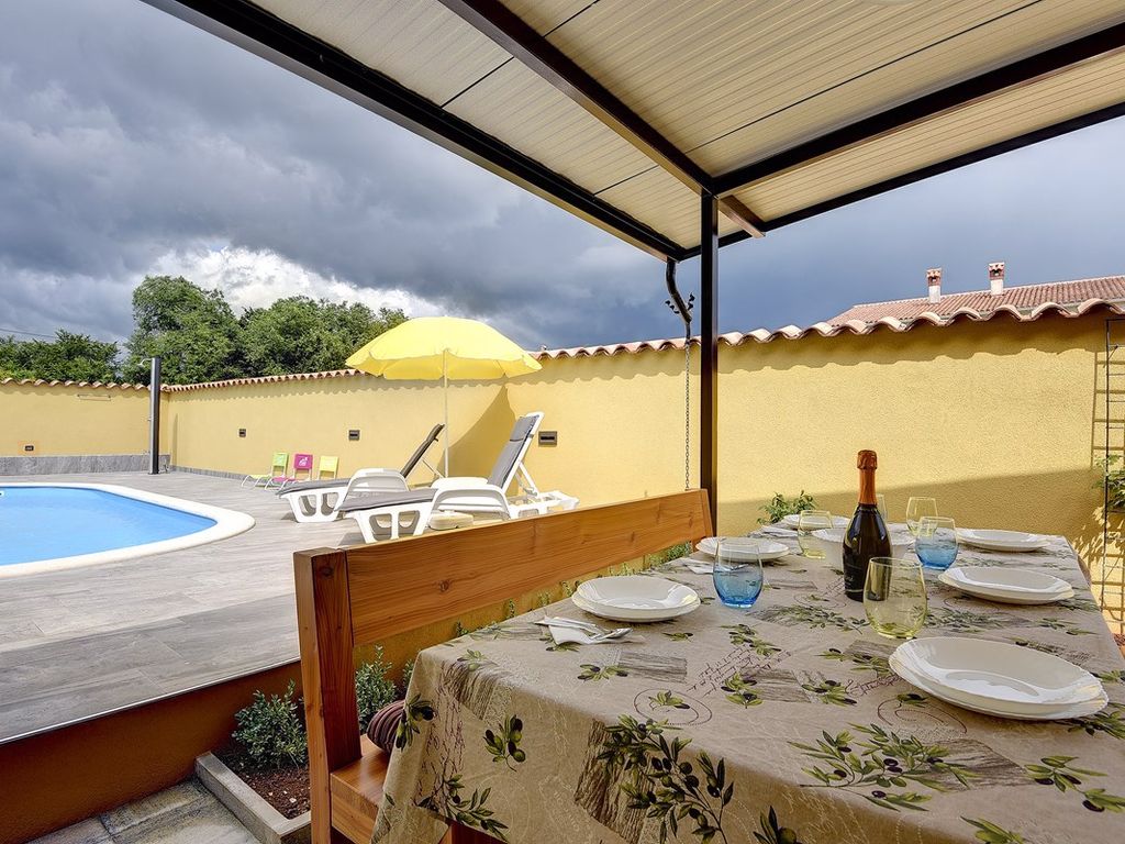 Villa mit Pool und Taverne