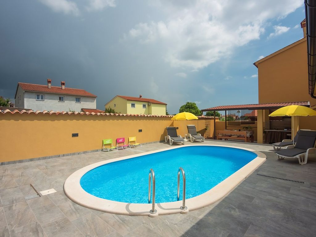 Villa mit Pool und Taverne