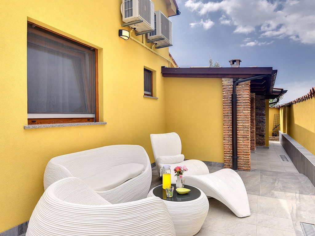 Villa mit Pool und Taverne