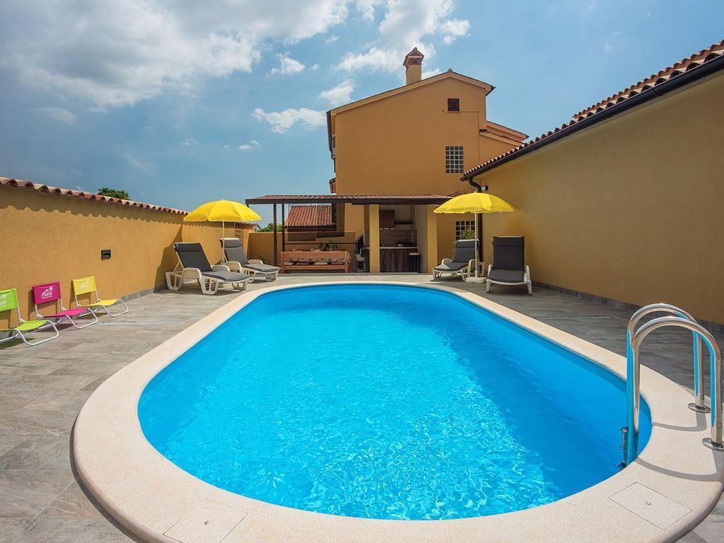 Villa mit Pool und Taverne