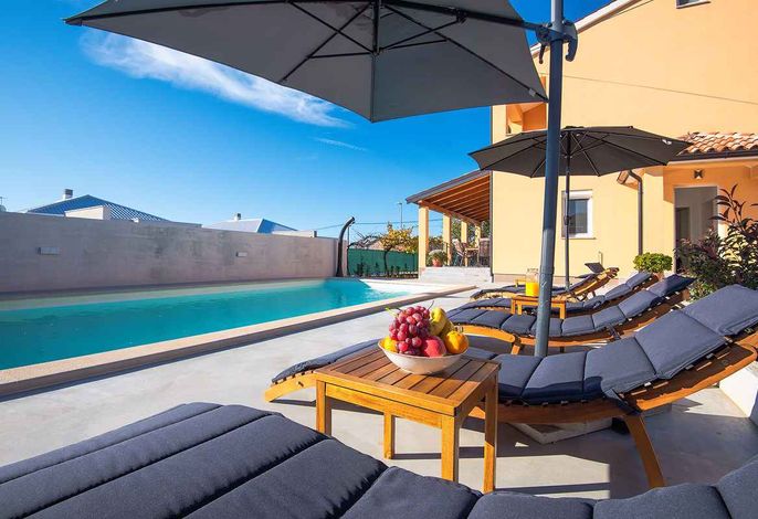 Villa mit Swimmingpool und Kinderspielplatz – Foto 5