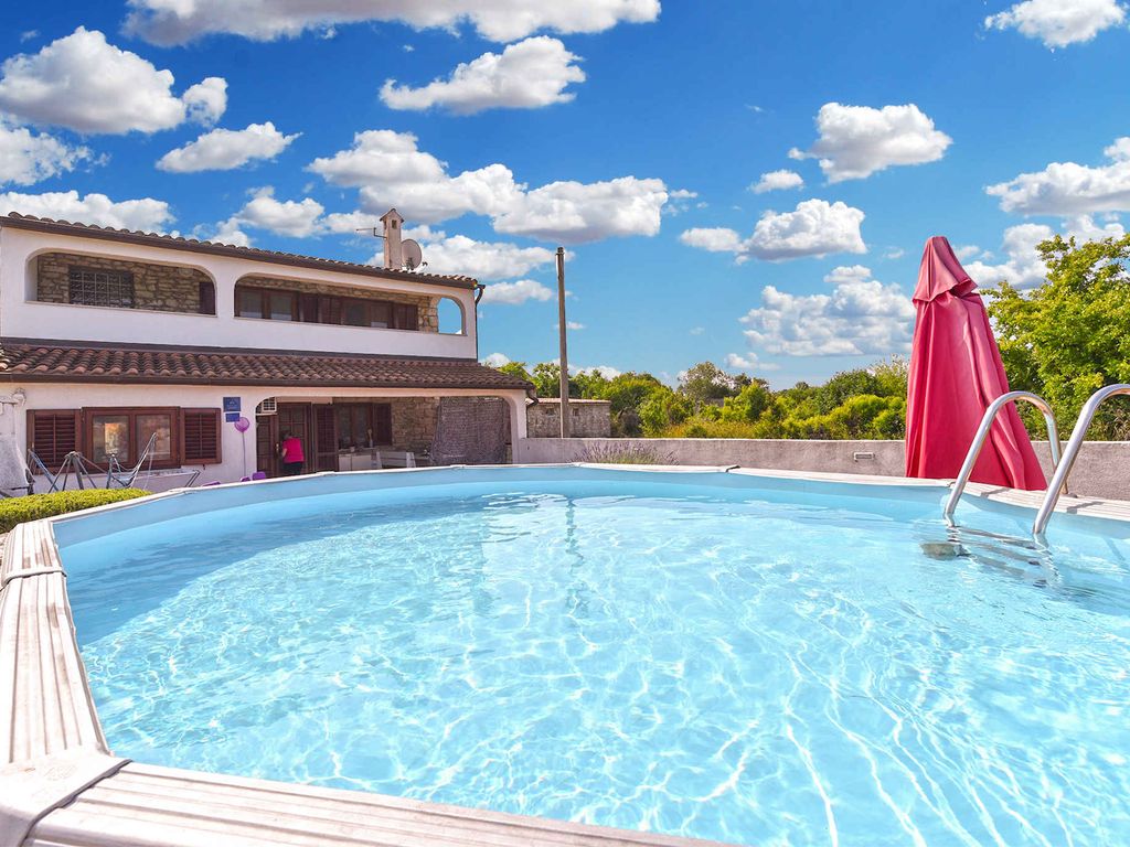 Ferienhaus mit Pool und Klimaanlage
