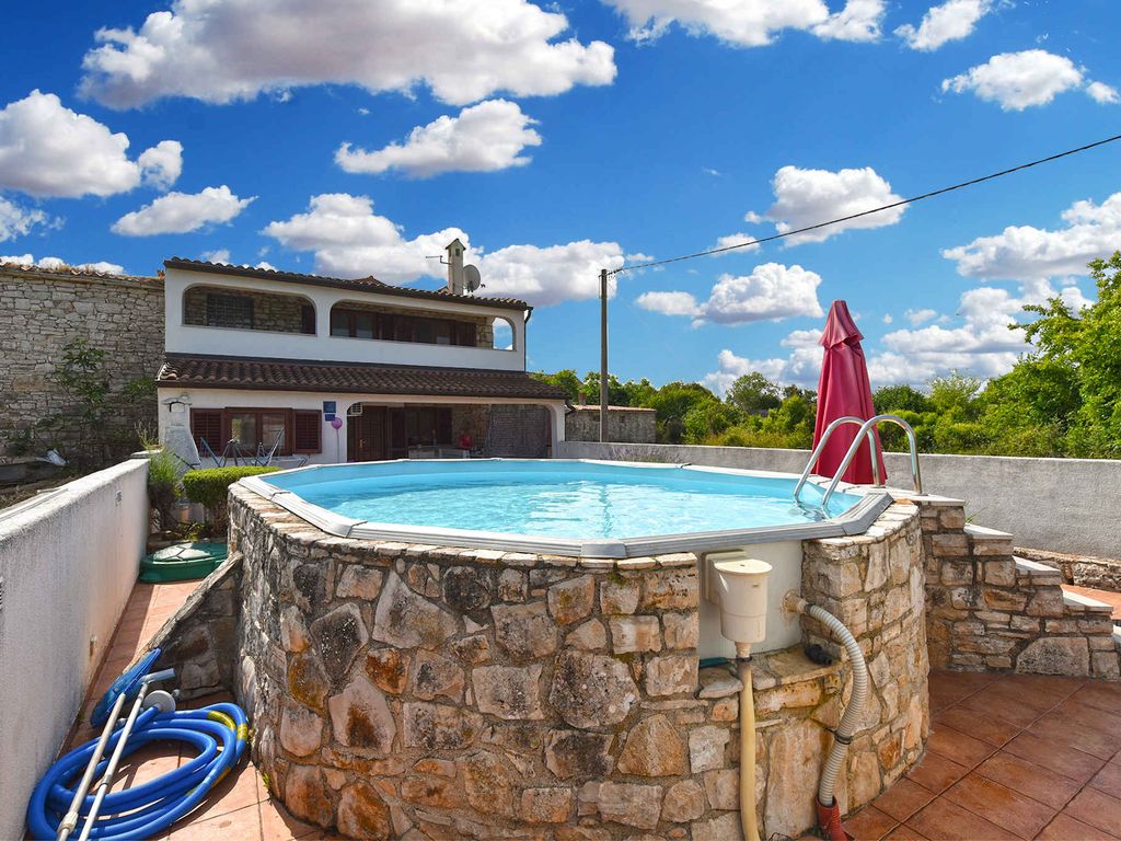 Ferienhaus mit Pool und Klimaanlage