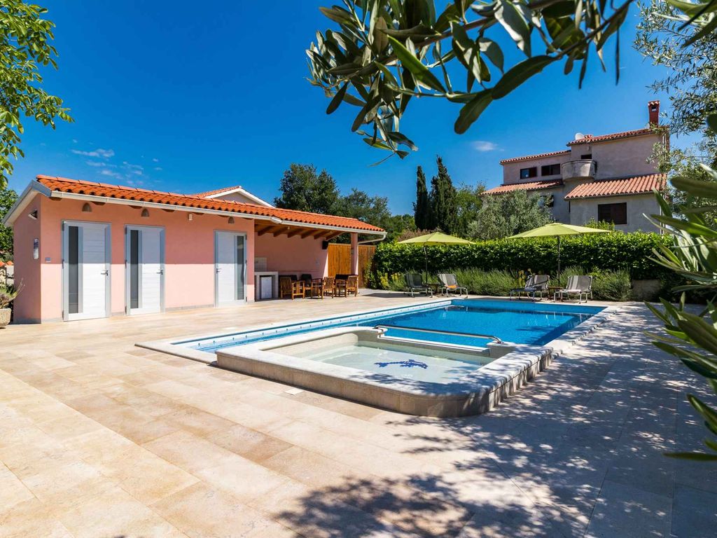 Ferienwohnung mit Swimmingpool, Spielplatz und Grill
