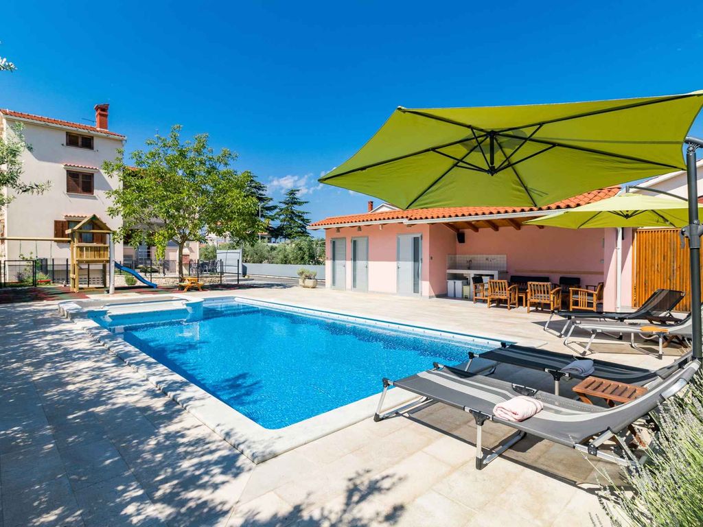 Ferienwohnung mit Swimmingpool, Spielplatz und Grill