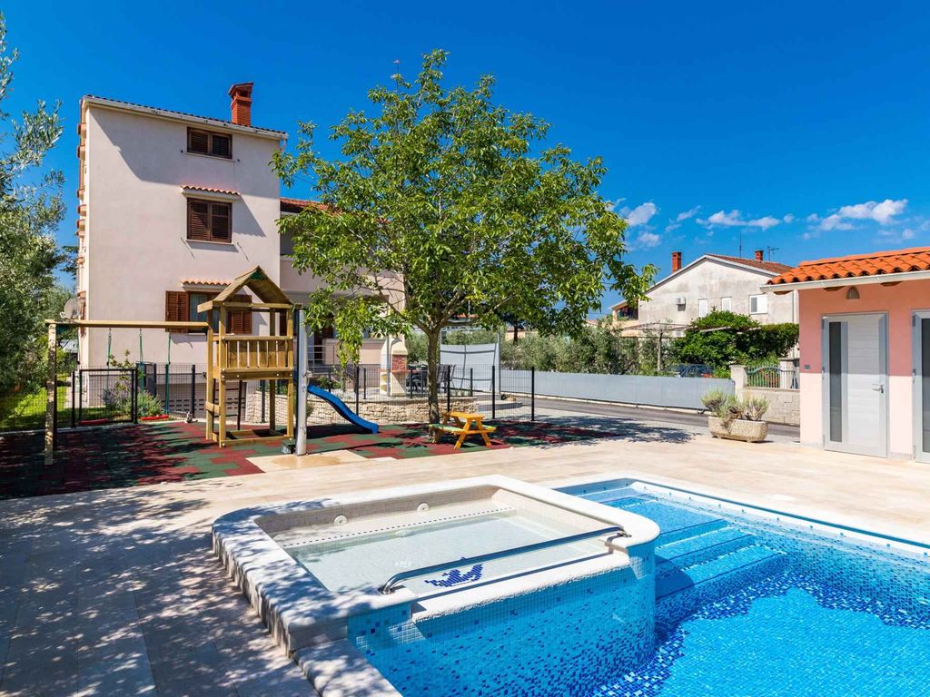 Ferienwohnung mit Swimmingpool, Spielplatz und Grill