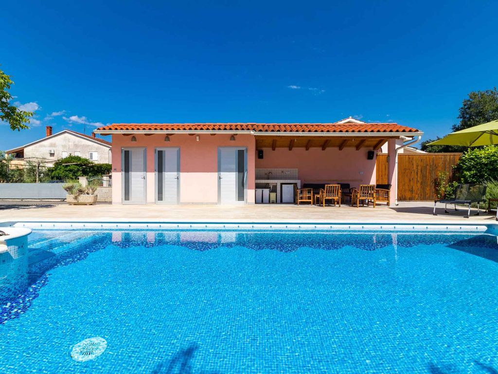 Ferienwohnung mit Swimmingpool, Spielplatz und Grill