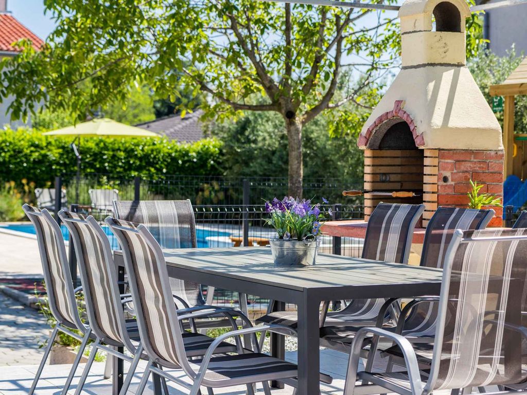 Ferienwohnung mit Swimmingpool, Spielplatz und Grill