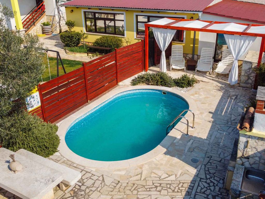 Bungalow mit Außenpool