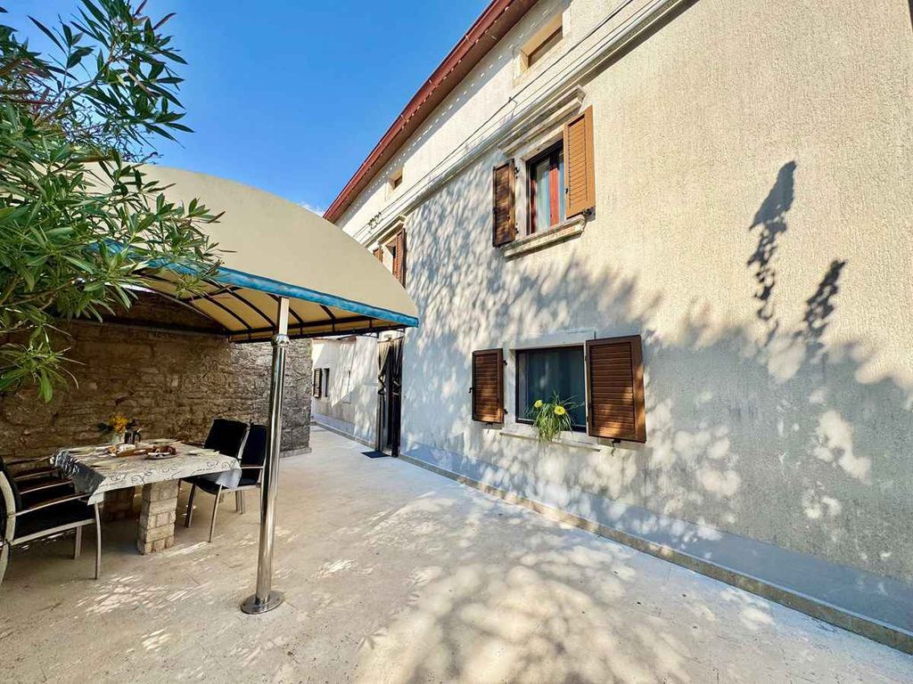 Ferienwohnung mit Gemeinschaftspool und Klimaanlage