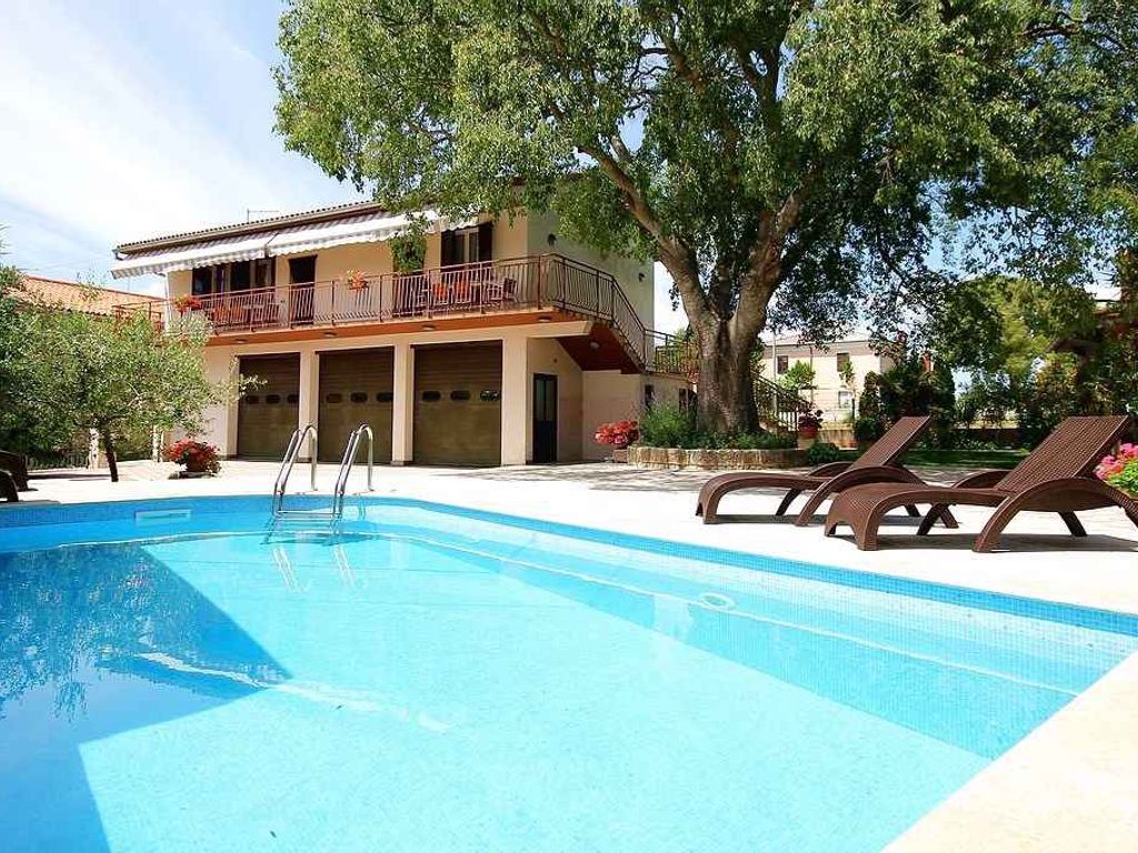 Ferienwohnung mit Gemeinschaftspool und Klimaanlage