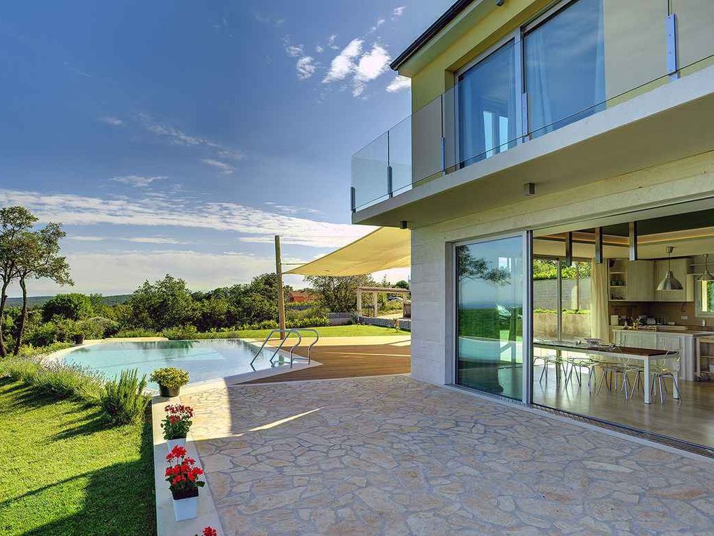 Ferienhaus mit Pool und Klimaanlage