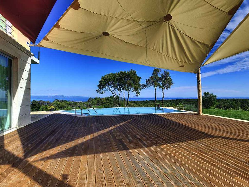 Ferienhaus mit Pool und Klimaanlage