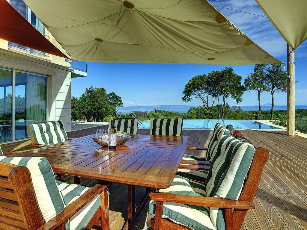 Ferienhaus mit Pool und Klimaanlage