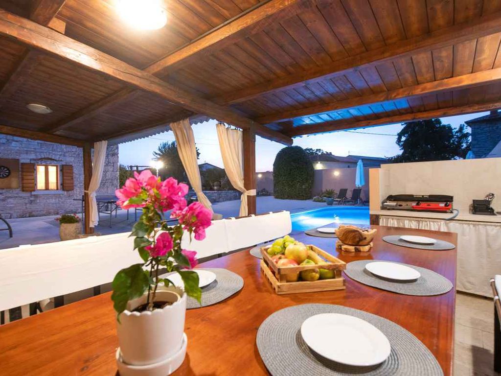 Villa mit Pool und Spielplatz