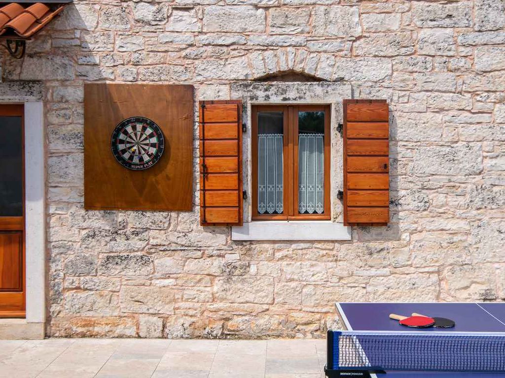 Villa mit Pool und Spielplatz