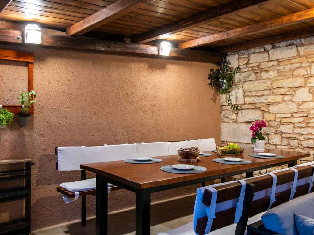 Villa mit Pool und Spielplatz
