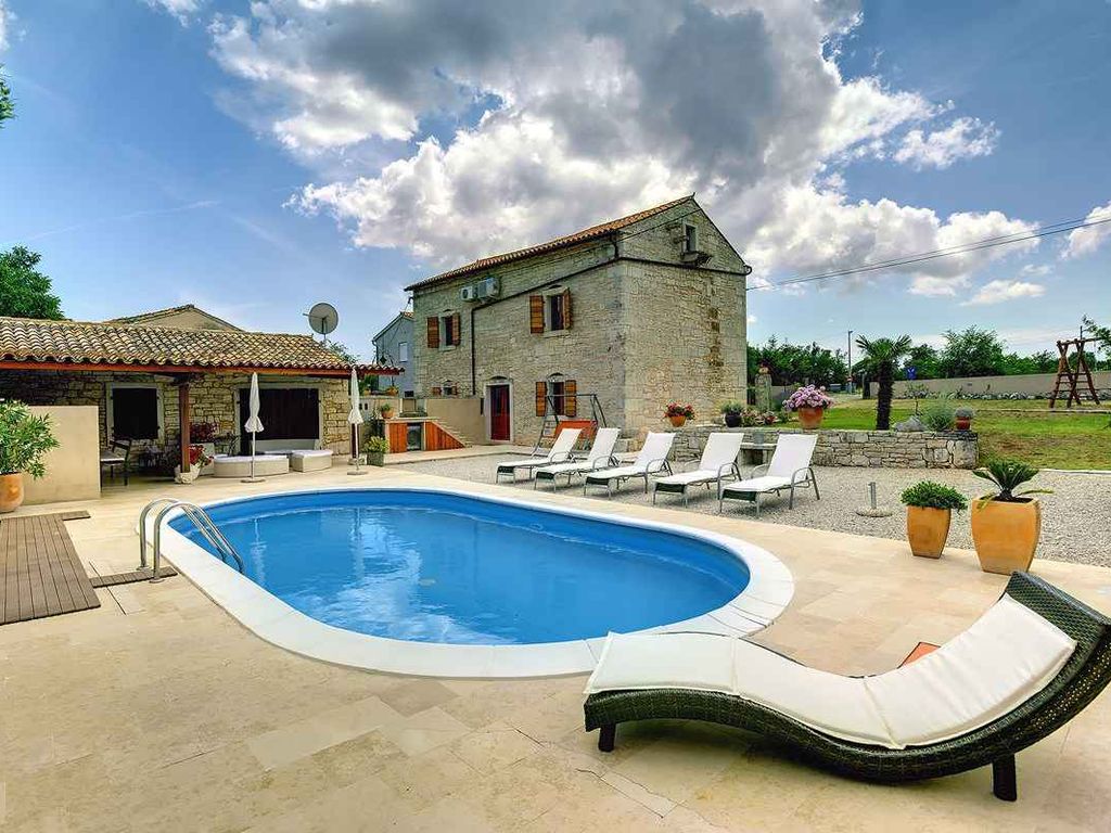 Villa mit Pool und Spielplatz