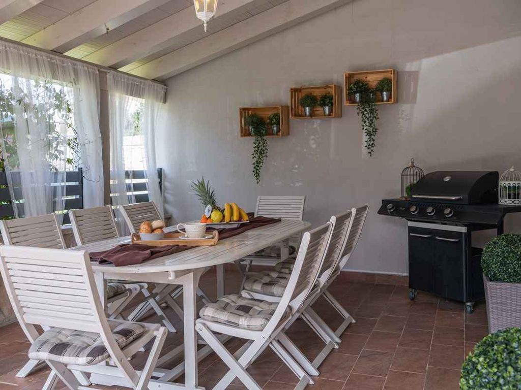 Villa mit Pool und schönem Garten