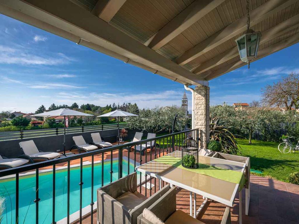 Villa mit Pool und schönem Garten