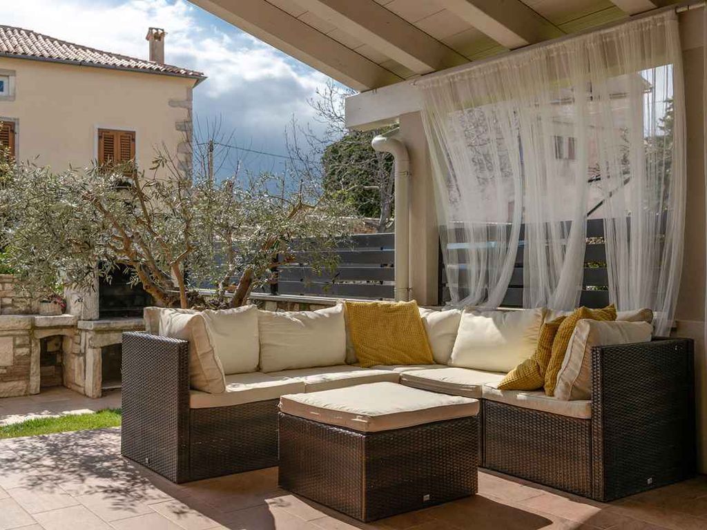 Villa mit Pool und schönem Garten
