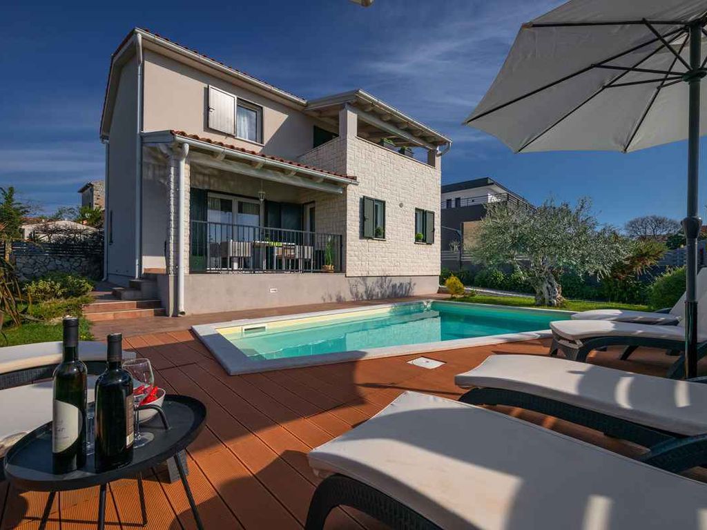 Villa mit Pool und schönem Garten