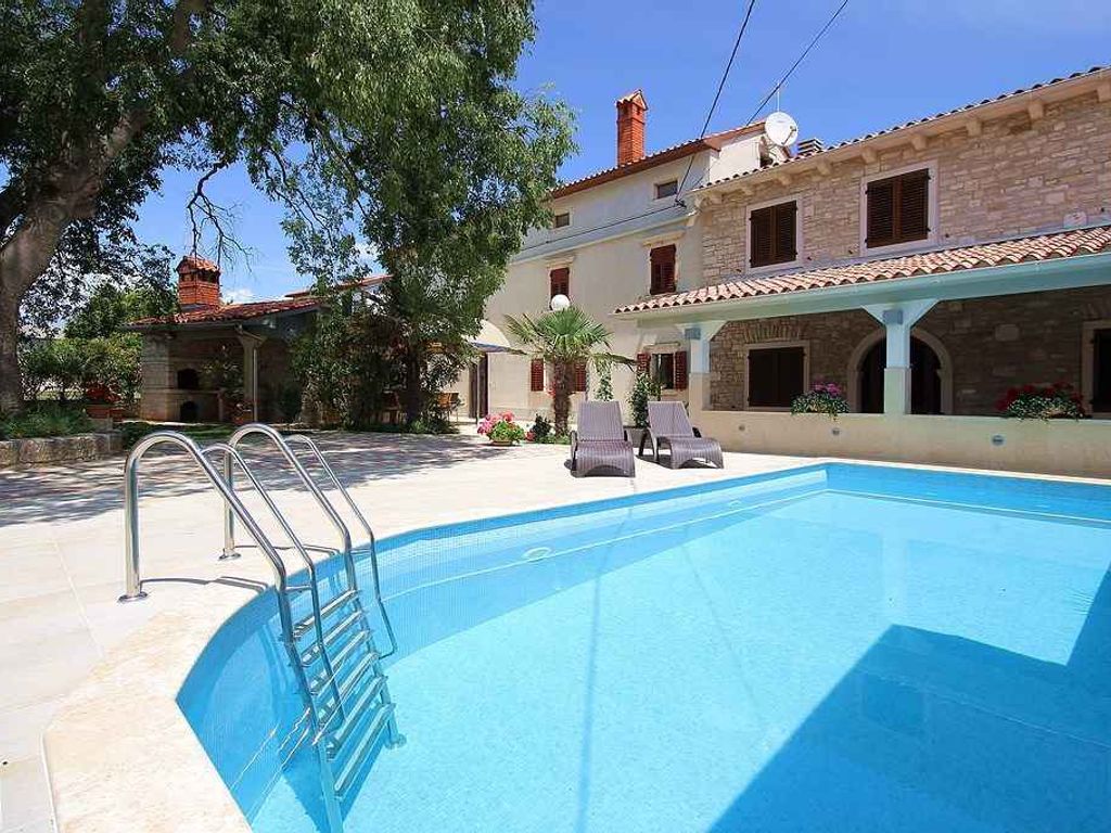 Ferienwohnung mit gemeinsamem Pool und Balkon